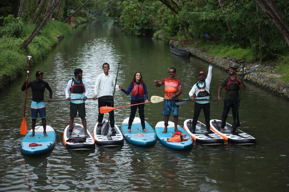 कोच्चि में रेत से नाव चलाना 